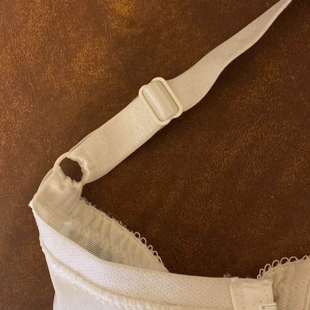 Gorgeous Wacoal Bra. Ivory color. Worn a few times. Did not fit. 40D